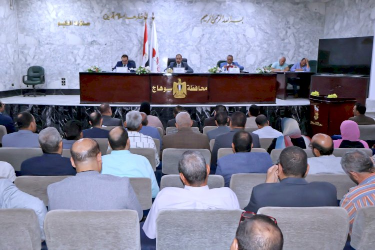 محافظ سوهاج  يشدد على متابعة ملفات التصالح والتقنين وإزالة التعديات