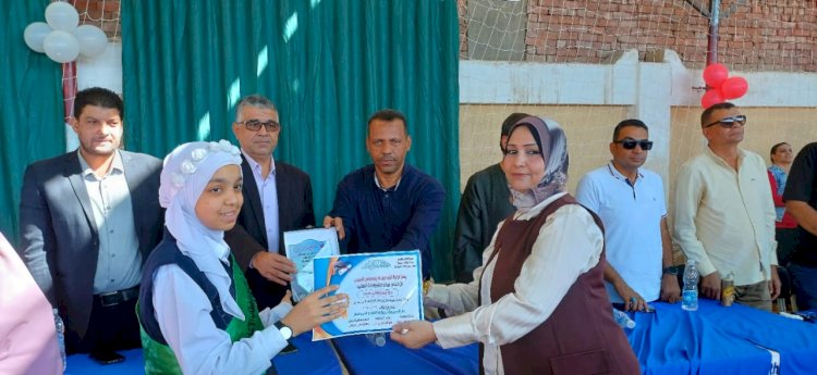 عبدالواحد يشهد احتفالية تكريم الطلبة المتفوقين بمدرسة عمر بن الخطاب الإعدادية