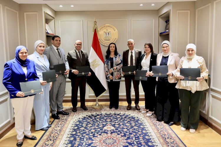وزيرة التضامن  تكرم الإدارة العامة لرعاية المسنين بالوزارة