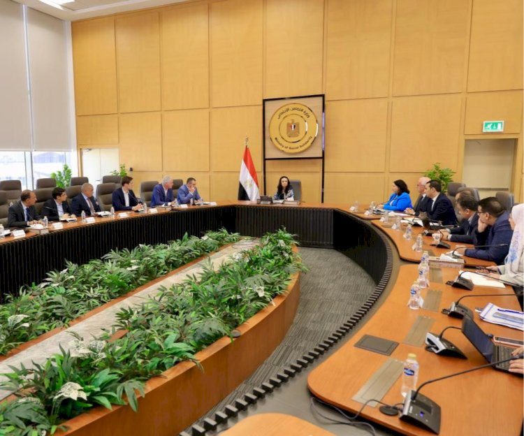 وزيرة التضامن  تلتقي وفدا من شركة اوتوبوك الألمانية