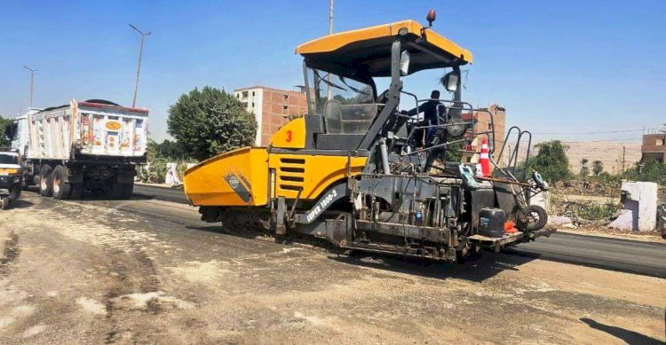 محافظ سوهاج يتابع رصف طريق أسيوط سوهاج الزراعي الشرقي بساقلتة