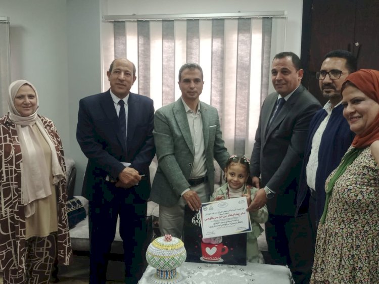 وكيل تعليم كفر الشيخ  يكرم مارينا بطرس لأمانتها