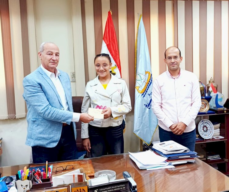 وكيل وزارة الشباب بكفر الشيخ يكرم نور بطلة تايكوندو الفائزة فى بطولة الجمهورية