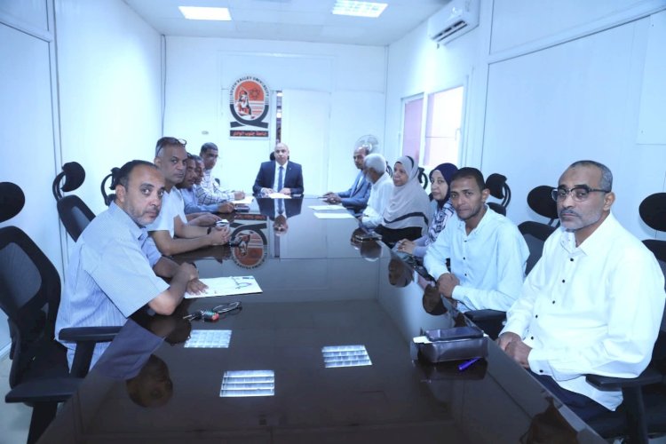 نائب رئيس جامعة قنا يناقش استعدادات استضافة الدورة  العربية العشرين لخماسيات كرة القدم