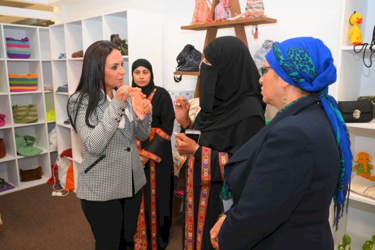 وزيرة التضامن  تتفقد معرض "ديارنا للحرف اليدوية والتراثية" بمطار شرم الشيخ ا