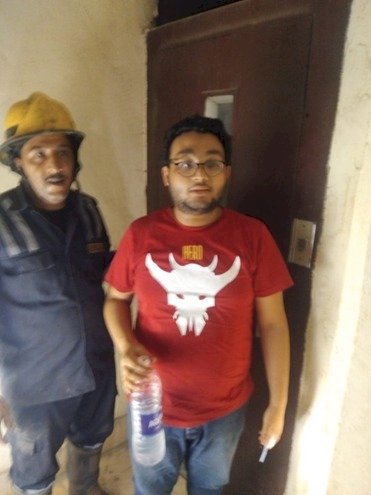 الاجهزة الامنية تتمكن من استخراج مواطن محتجز داخل اسانسير بالقاهرة