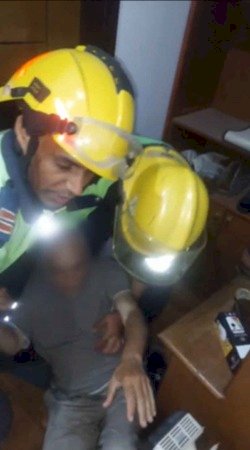 الاجهزة الامنية تساعد مواطن في الدلوف لمسكن عمه للاطمئنان عليه