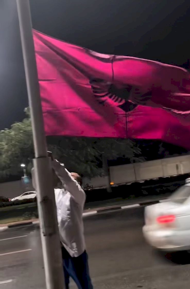 الازهري يكرم المواطن "شريف" لقيامه بتثبيت علم احدي الدول المشاركة في افتتاح المتحف