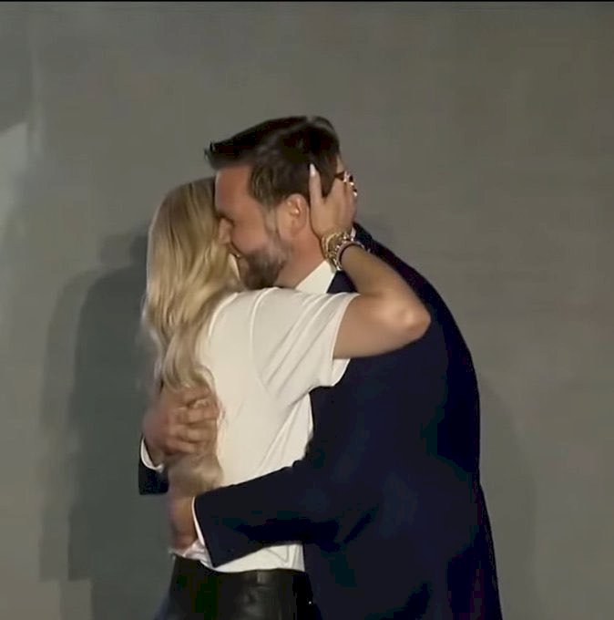 بالصور : قبلة نائب الرئيس ترامب علي المسرح مع أرملة كيرك "تولع" مواقع التواصل