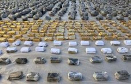 ضبط ٦ تجار بحوزتهم  اكثر من ٢ طن مخدرات بالسويس