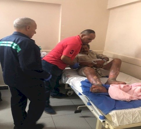 الاجهزة الامنية تنقل مسن غير قادر علي الحركة للمستشفي بالفيوم