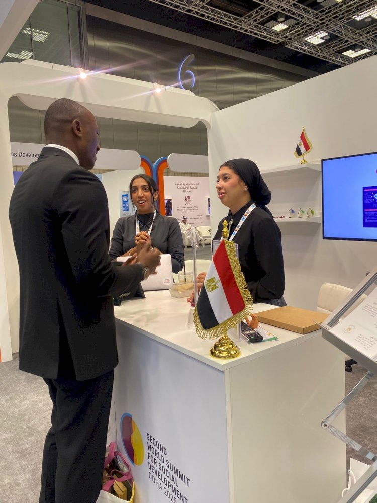 توافد المشاركين في مؤتمر القمة العالمي الثاني على جناح وزارة التضامن بالدوحة