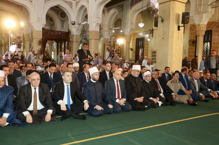 وزير الأوقاف والمفتي ومحافظ كفرالشيخ يؤدون صلاة الجمعة في سيدي إبراهيم الدسوقي
