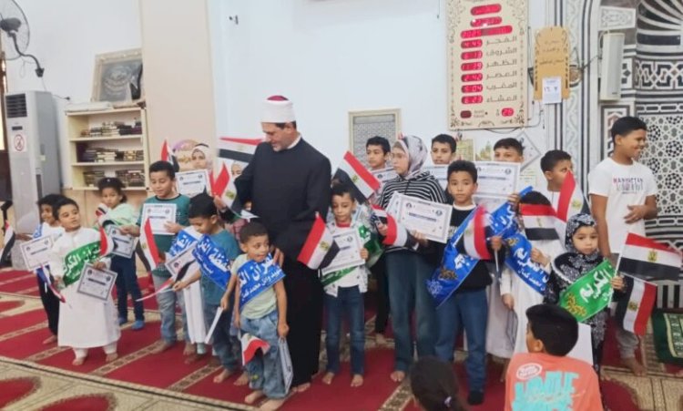 وزير الأوقاف يشيد بإمامٍ وزَّع أعلام مصر على الأطفال بعد صلاة الجمعة