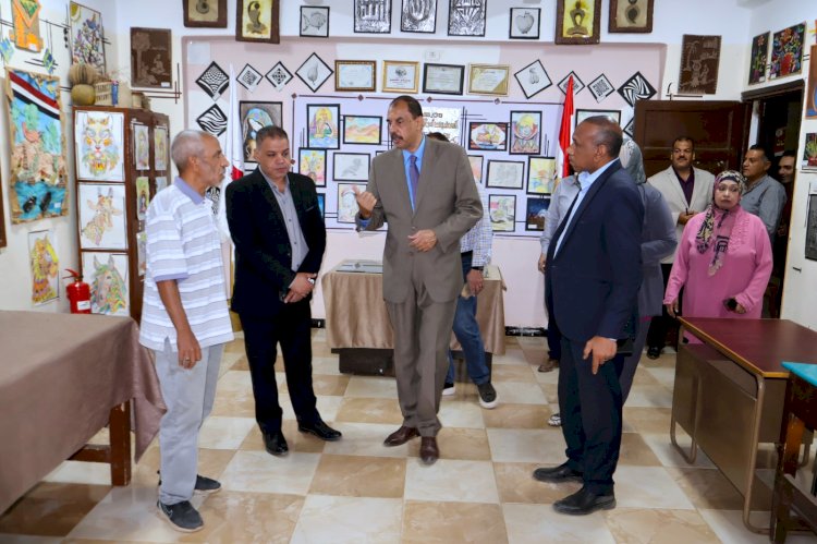 محافظ سوهاج يتفقد مقر اللجنة العامة واللجان الانتخابية