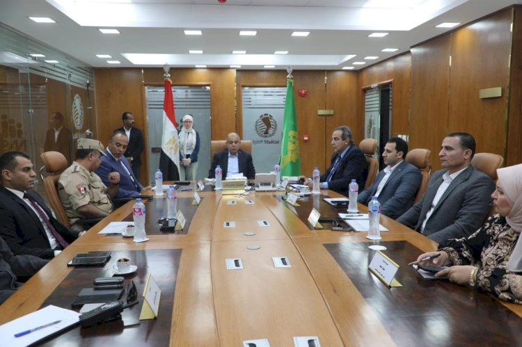 محافظ المنيا يتابع انطلاق عملية التصويت بانتخابات مجلس النواب في يومها الأول