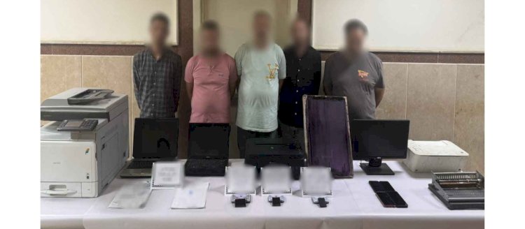 ضبط 5 أشخاص لقيامهم بسرقة سيارة وتزوير أوراق ملكيتها لبيعها بالقاهرة