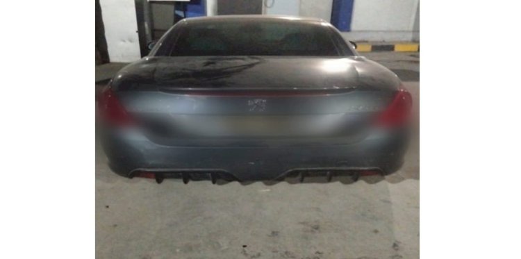 كشف ملابسات تثبيت قائد سيارة لوحات معدنية مخالفة على سيارته بالإسكندرية