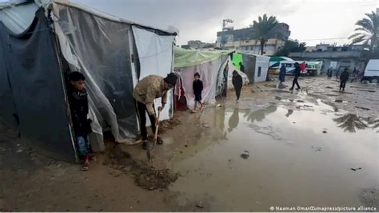 منخفض جوي يضرب غزة ويعمق الأزمة الإنسانية