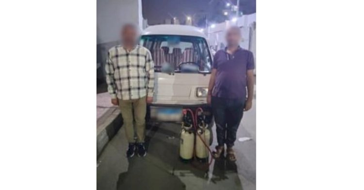 كشف ملابسات تمزيق شخصين يستقلان سيارة فان لافتة دعاية لمرشح بمجلس النواب بالقاهرة