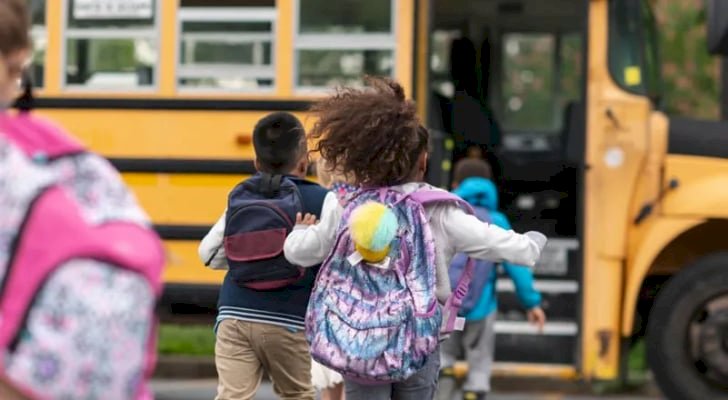 وفاة وإصابة 23 طفلا  بطريق أسنا كانو في رحلة مدرسية للاسماعيلية