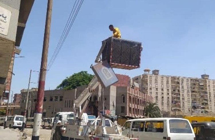 سلامة المواطنين أولًا.. "محافظ المنيا" يوجه بإزالة لافتات تُعيق الرؤية