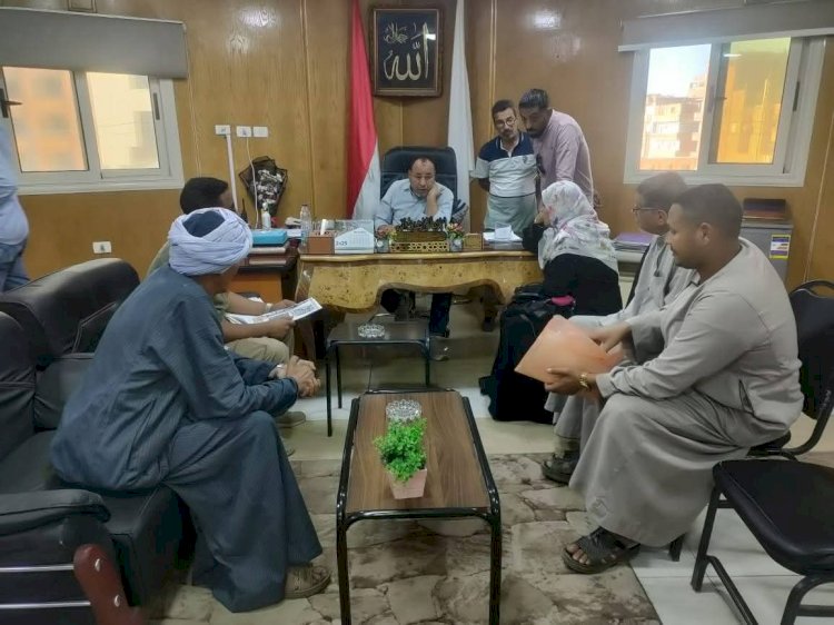 رئيس مدينة قنا يتابع شكاوى المواطنين ويوجه بحلها بشكل عاجل