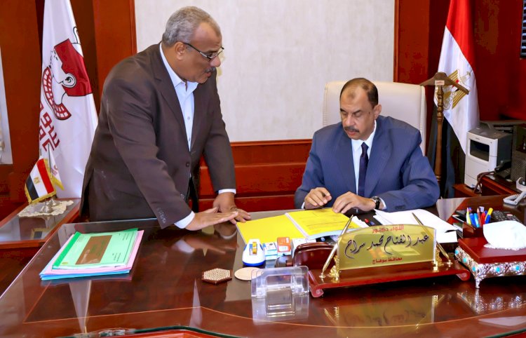 محافظ سوهاج يعتمد ترقية 1400 موظف بالديوان العام والوحدات المحلية