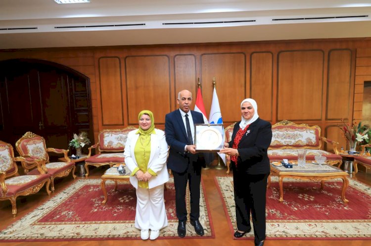 رئيس جامعة كفر الشيخ يستقبل وفد إدارة جائزة التميز الحكومي