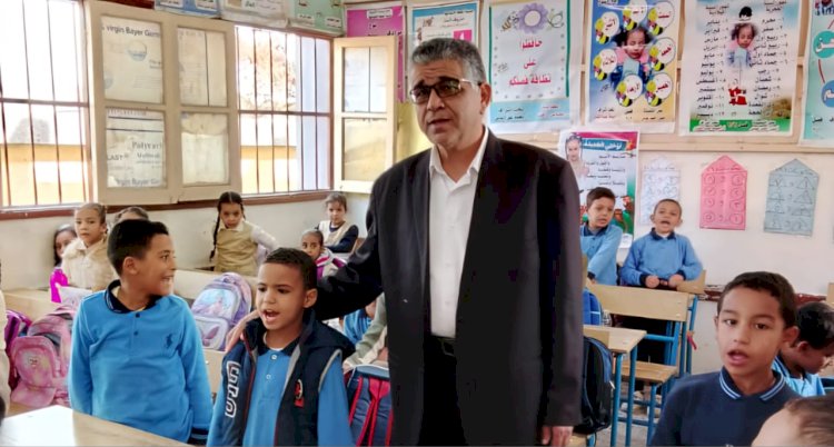 وكيل تعليم أبوتشت يتفقد مدرسة المحطة الابتدائية ويشيد بمتابعة التقييمات