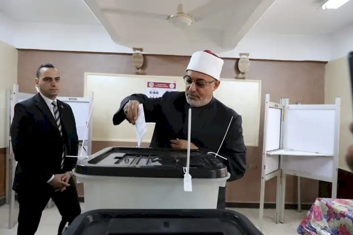 الدكتور نظير عياد مفتى الجمهورية يدلى بصوتة فى بإحدى الجان بكفرالشيخ