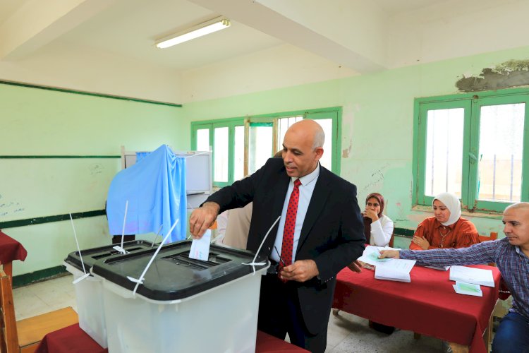 رئيس جامعة كفر الشيخ يدلي بصوته في انتخابات مجلس النواب 2025