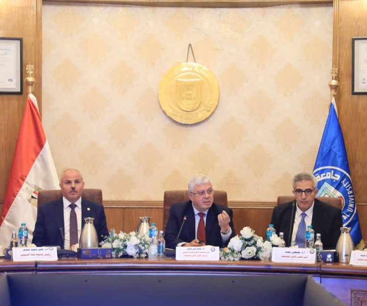 رئيس جامعة المنيا يشارك في اجتماع المجلس الأعلى للجامعات بجامعة قناة السويس