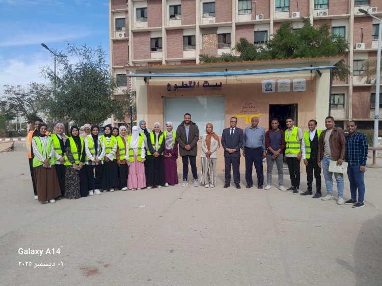 نائب رئيس جامعة قنا لشئون خدمة المجتمع يتفقد بيت التطوع بمقر الجامعة