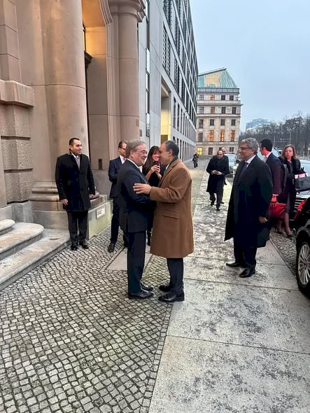 وزير الخارجية يلتقي رئيس لجنة العلاقات الخارجية بالبرلمان الألماني