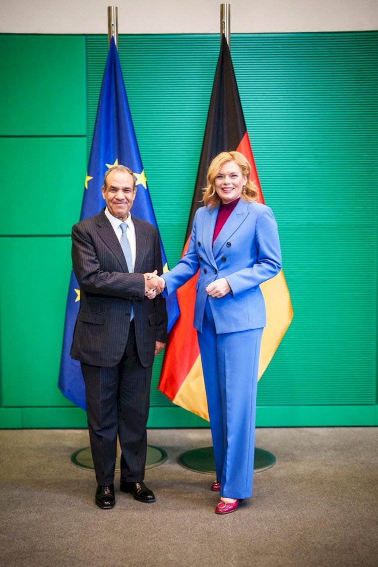 وزير الخارجية يلتقي مع رئيسة بالبرلمان الألماني