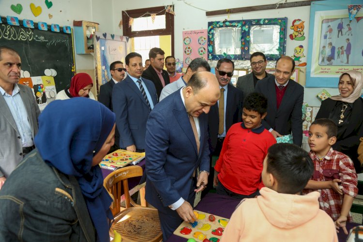 محافظ كفرالشيخ يتفقد مدارس التربية الخاصة ويوزّع هدايا على طلابها