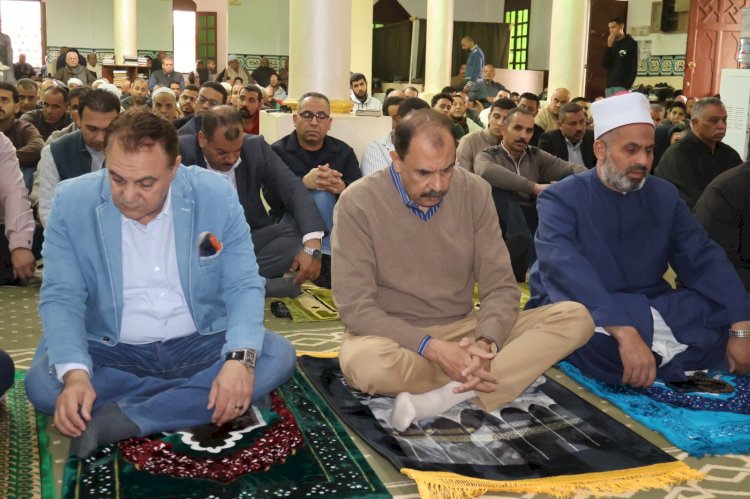 محافظ سوهاج يؤدي صلاة الجمعة بمسجد الشرطة ويلتقي المواطنين عقب الصلاة