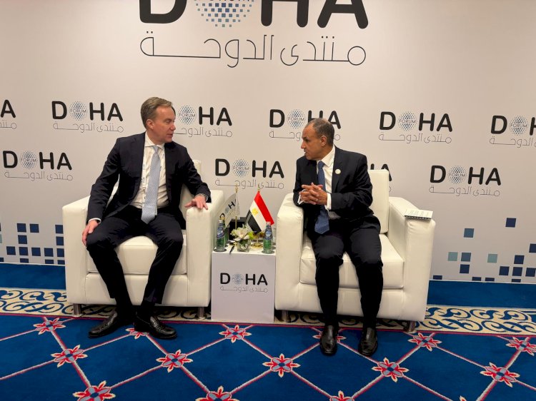 وزير الخارجية يلتقي مع رئيس المنتدى الاقتصادي العالمي