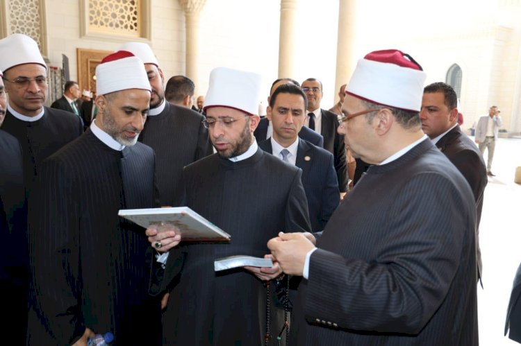 الازهري يتفقد معرض الأعلى للشئون الإسلامية على هامش المسابقة العالمية للقرآن