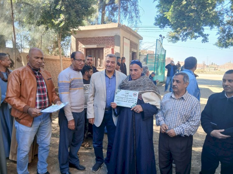 "الزراعة" توزع أكثر من 400 "فراطة ذرة" مُعاد تأهيلها كمنح لصغار المزارعين