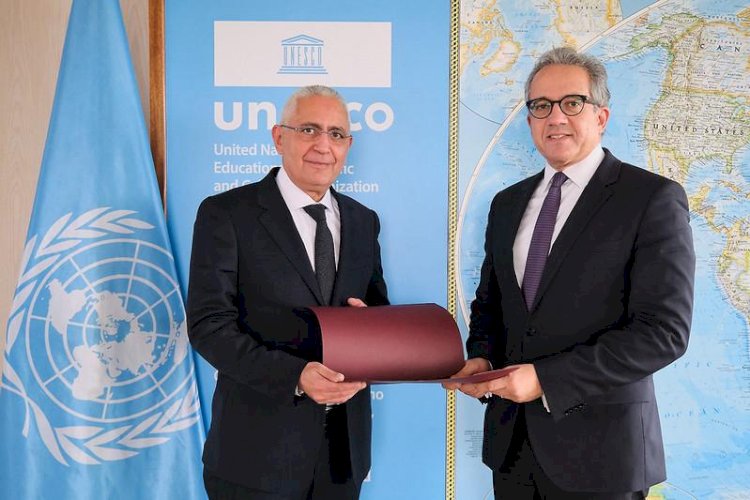 السفير المصري في باريس يقدم أوراق اعتماده إلى مدير عام منظمة اليونسكو