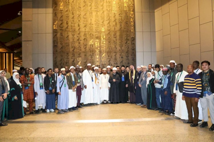 الازهري ووفد من متسابقي ومحكمي المسابقة العالمية للقرآن  في زيارة للمتحف المصري