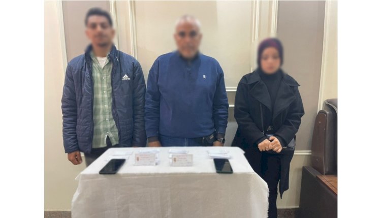 ضبط ٣ متهمين بحوزتهم  كروت الدعاية الإنتخابية لاحد المرشحين لتوزيعها على المواطنين بالمنيا