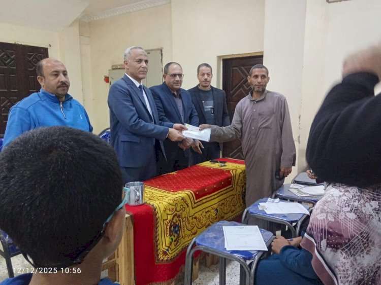 تسليم شهادات محو الأمية لعدد من المواطنين بقري بني سويف