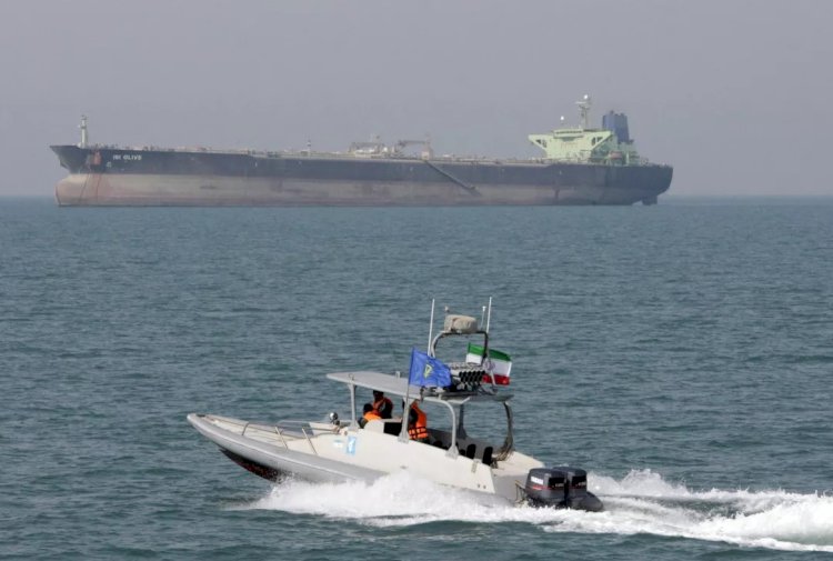 الحرس الثوري الإيراني يعتقل 18 فردا علي سفينة أجنبية في خليج عمان