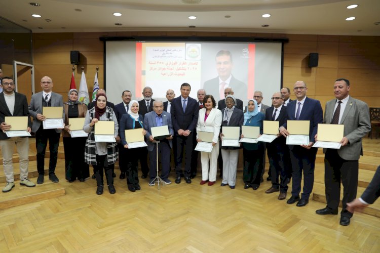 وزير الزراعة يسلم جوائز مركز "البحوث الزراعية" الثلاثة للفائزين