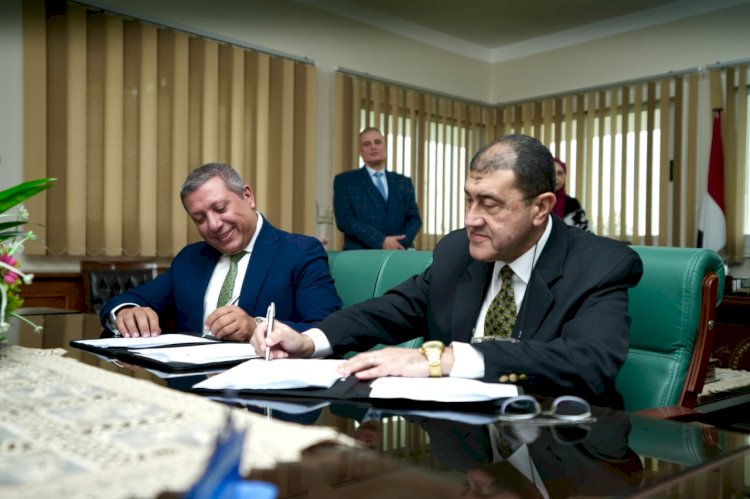 هيئة قناة السويس والتنمية الصناعية يوقعان بروتوكول لإصدار بطاقات دفع إلكترونية للموظفين