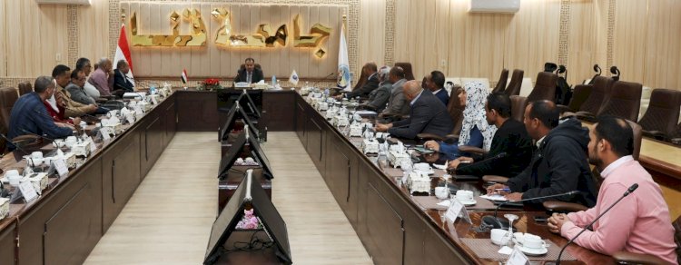 رئيس جامعة قنا يناقش آليات تشغيل المركز البيومترى للأوراق الثبوتية