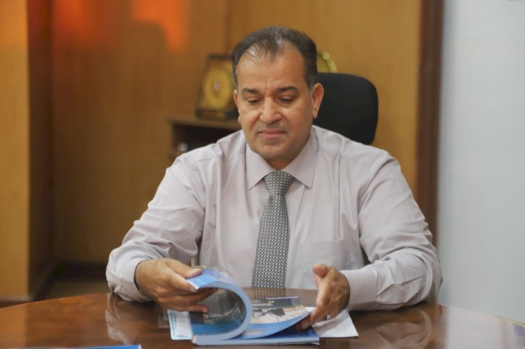 رئيس جامعة قنا يستعرض الدليل المصوّر لإنجازات الجامعة